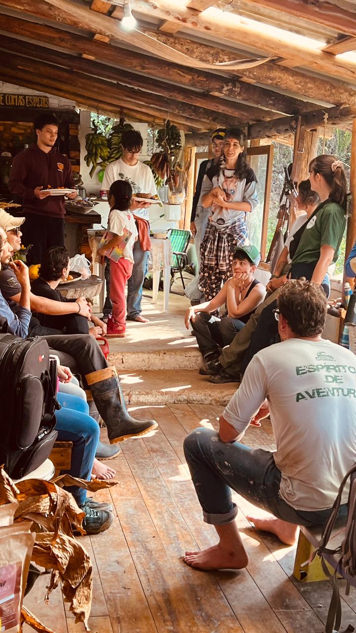 aizita e roda de pessoas.jpg